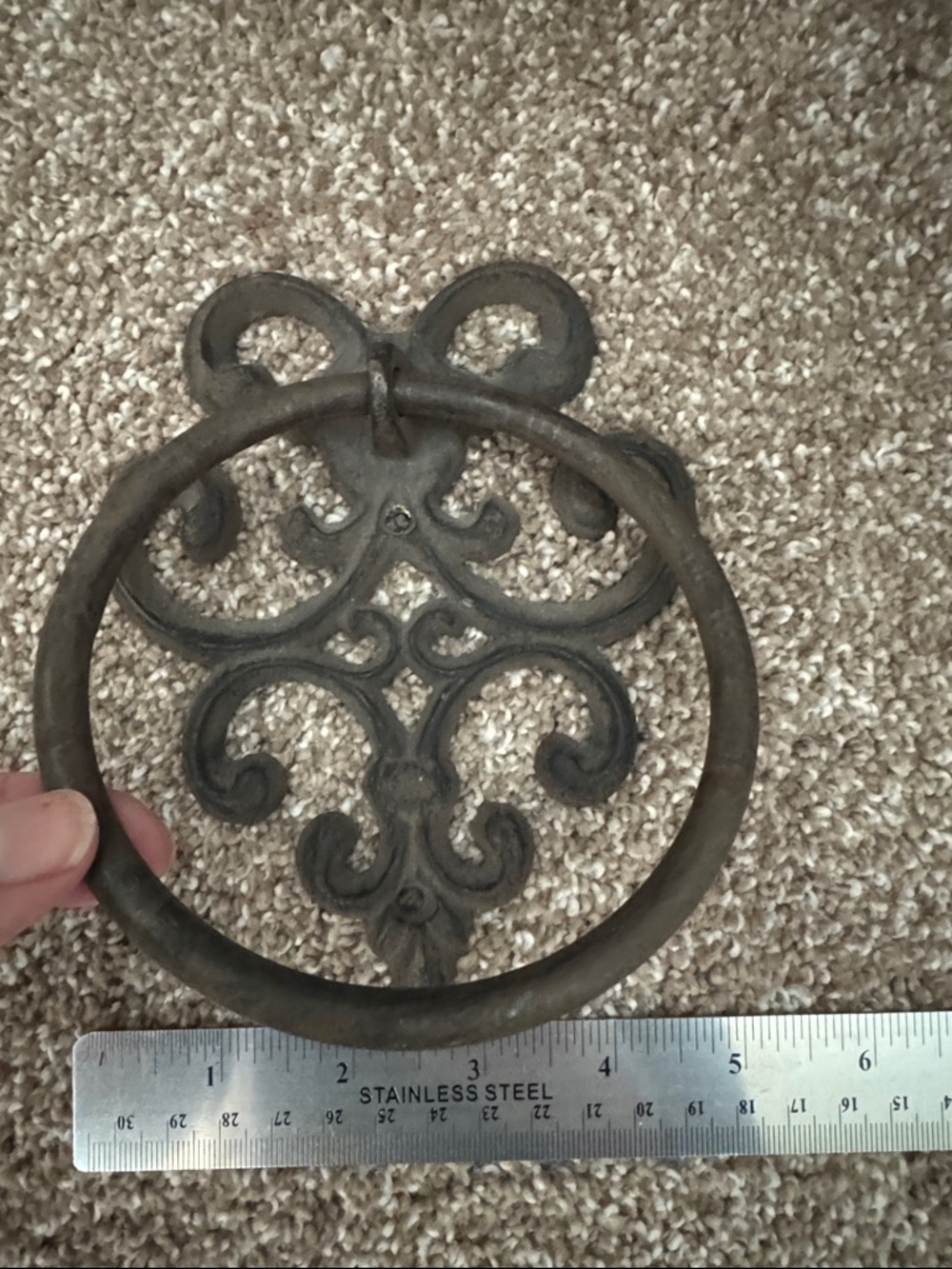 Ornate Cast Iron Towel holder in Aged Brown - Picture 3 of 3